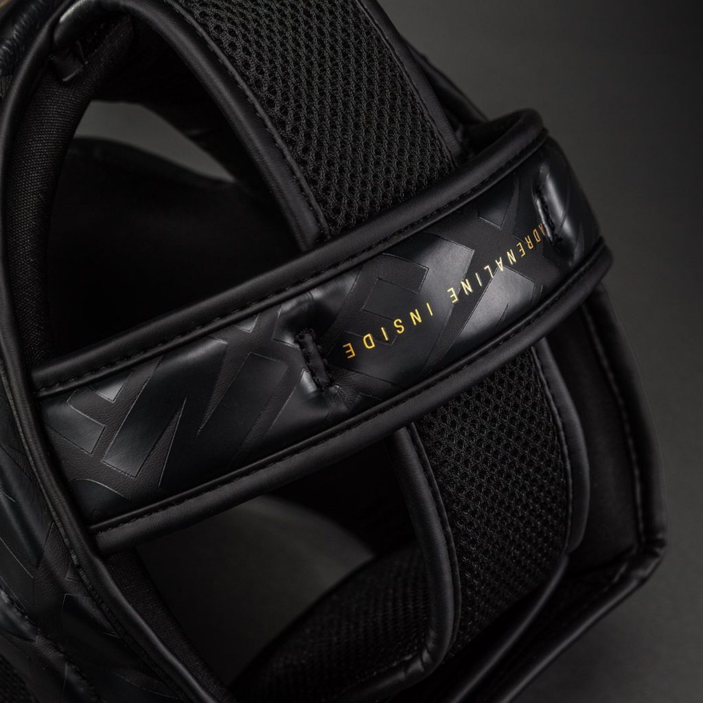Каска за Бокс Venum Contender 1.5 Black/Gold – детайл каишка