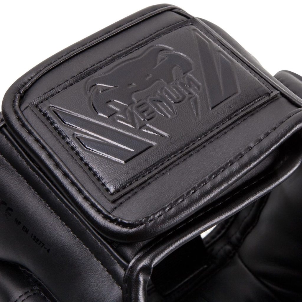 Каска за бокс Venum Elite Iron Headgear Black/Black – детайл лого