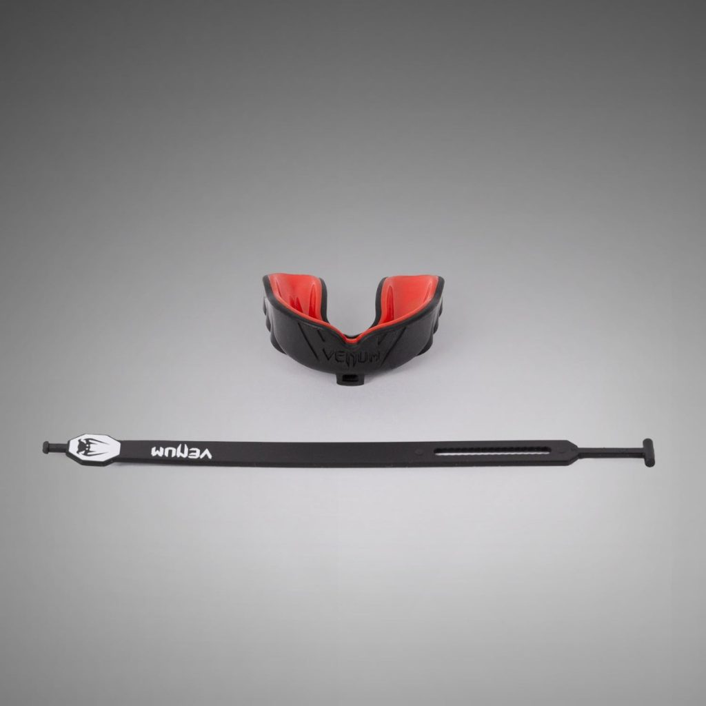 Протектор за зъби Venum Challenger Mouthguard Strap/Strapless Black/Red – с каишката