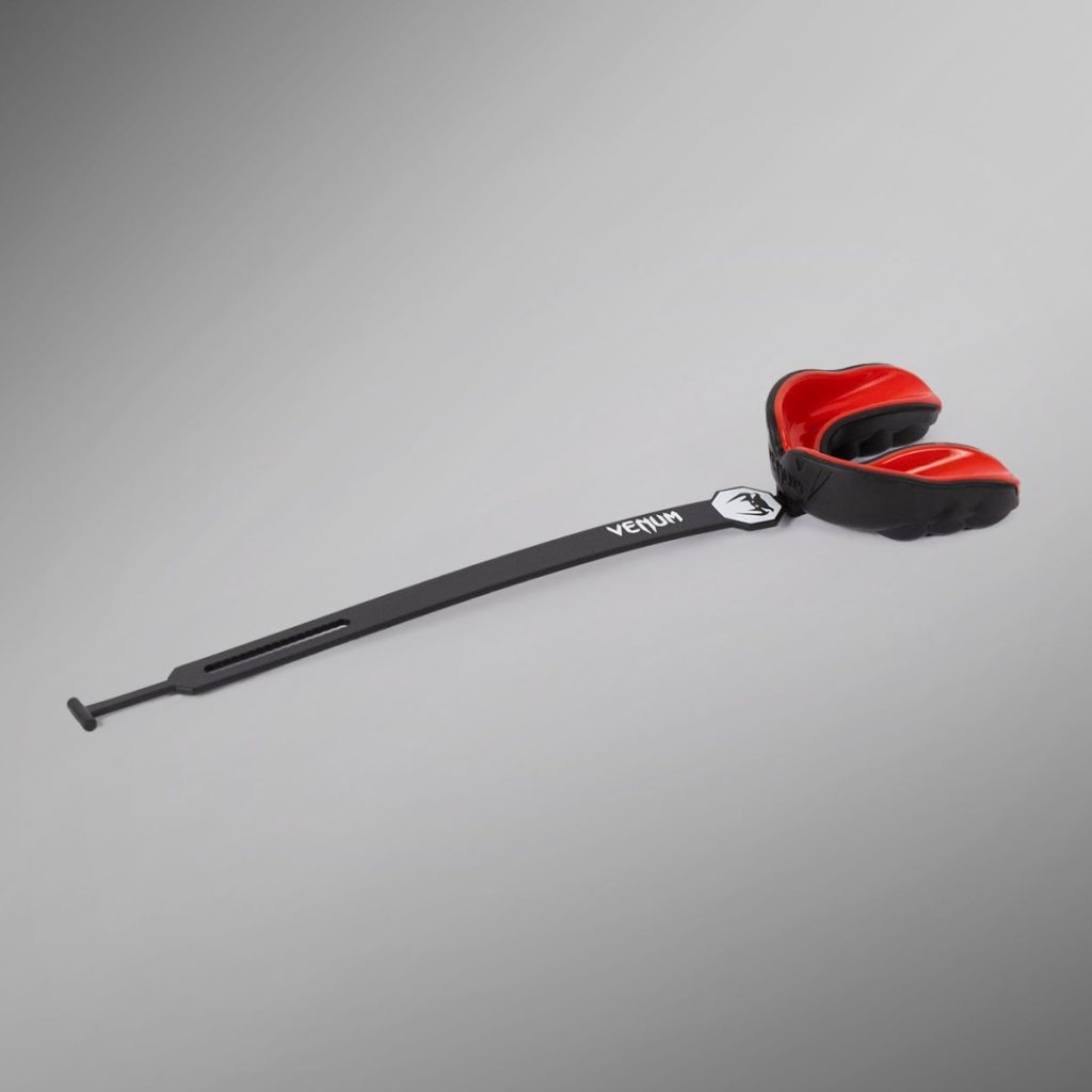 Протектор за зъби Venum Challenger Mouthguard Strap/Strapless Black/Red – под ъгъл с каишката