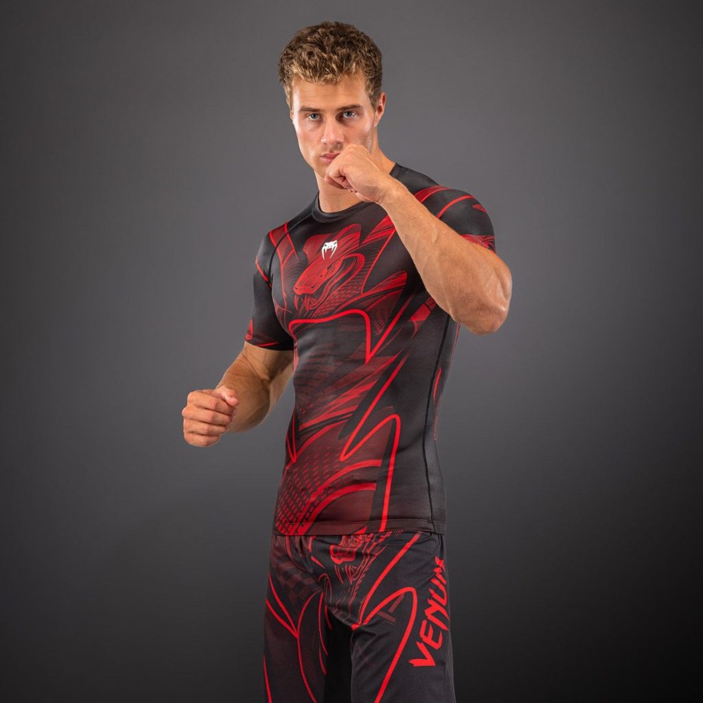 Рашгард Venum Crimson Viper 2.0 Short Sleeve Black/Red – в бойна стойка