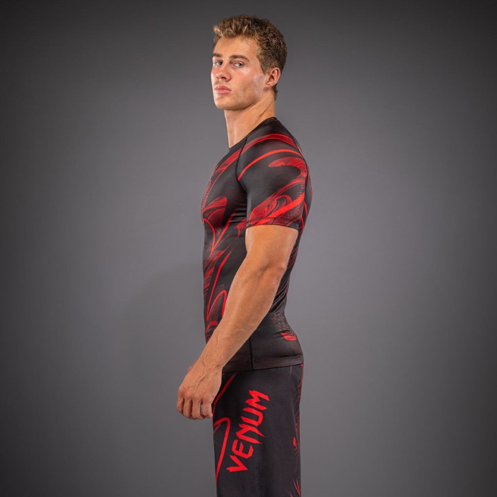 Рашгард Venum Crimson Viper 2.0 Short Sleeve Black/Red – отстрани