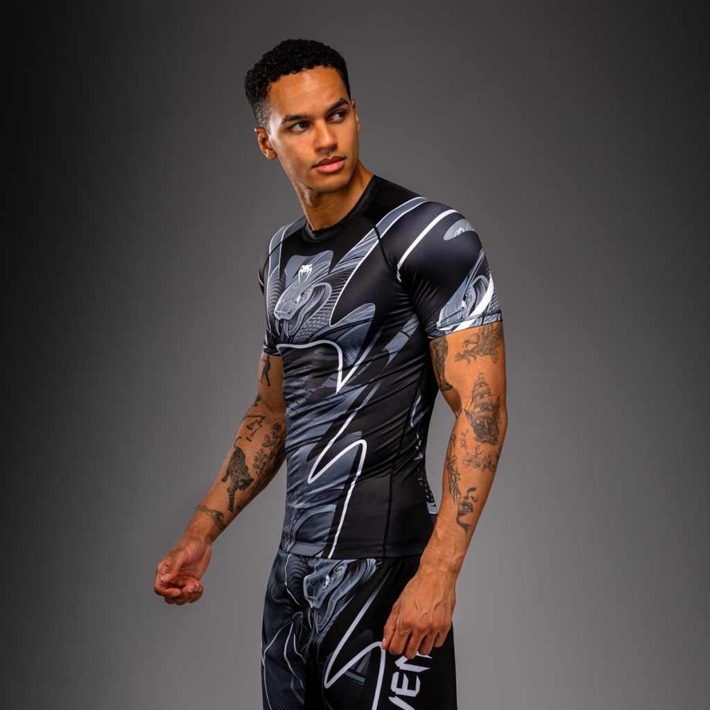 Рашгард Venum Crimson Viper 2.0 Short Sleeve Black/Grey – в бойна стойка