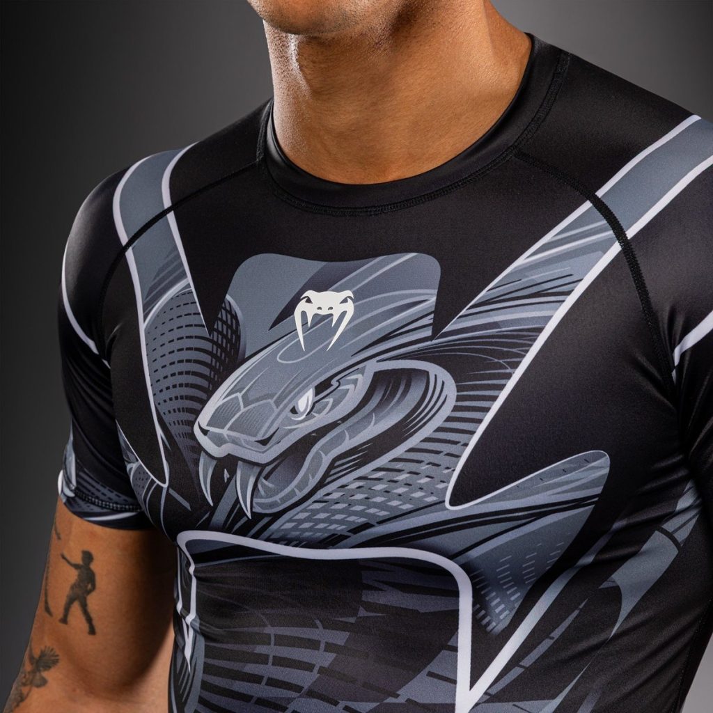 Рашгард Venum Crimson Viper 2.0 Short Sleeve Black/Grey – детайл отпред