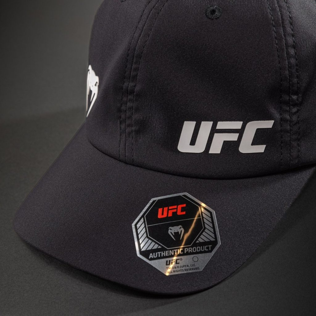 Шапка UFC Unity by Venum Fight Week черна – детайл на логото UFC