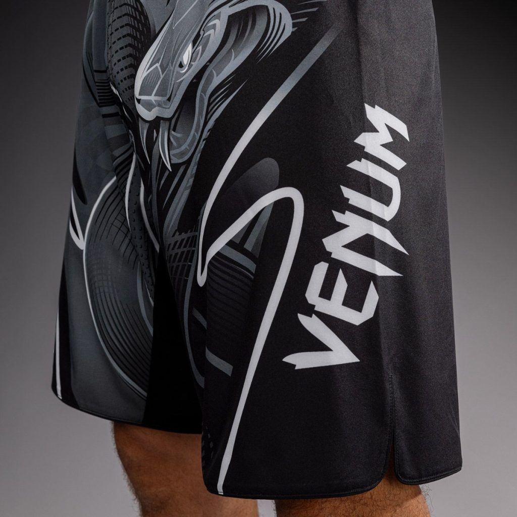 Шорти Venum Crimson Viper 2.0 Fightshorts Black/Grey – детайл лого
