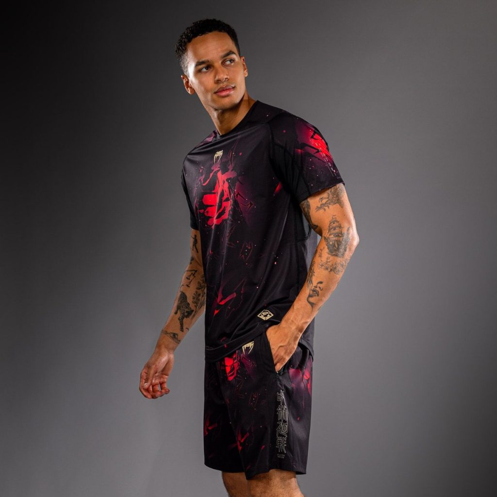 Тениска Jujutsu Kaisen x Venum Itadori Dry-Tech Black/Red – под ъгъл